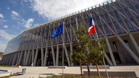 L'hôtel de région flambant neuf de Clermont Ferrand devrait être délaissé pour celui de Lyon.