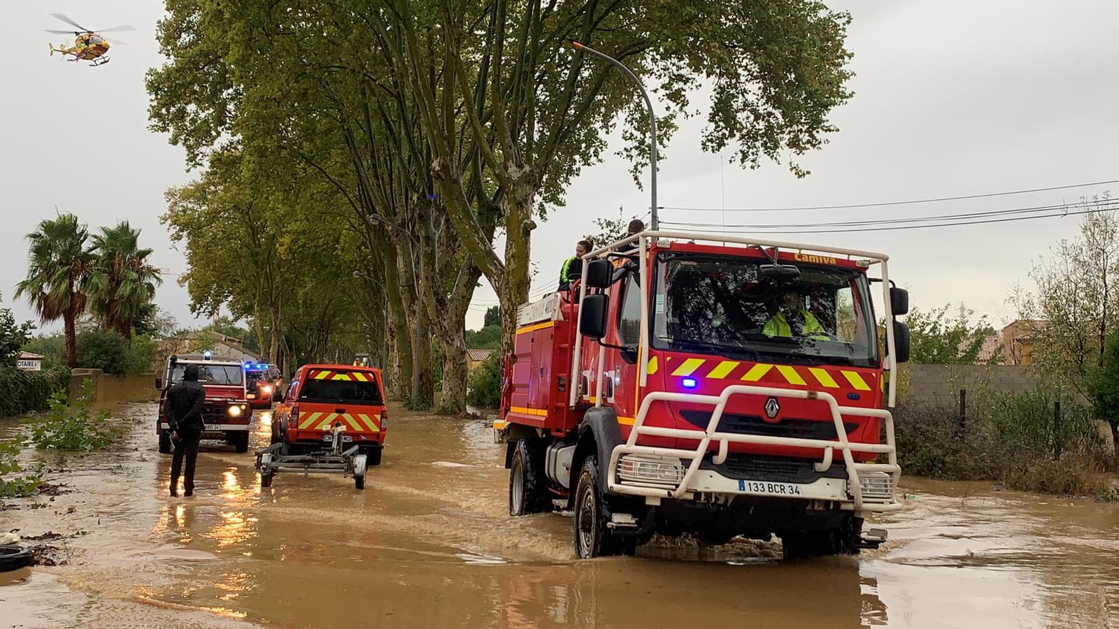 Les pompiers déployés dans l'Hérault, à Villeneuve-les-Béziers ce mercredi. Les pompiers déployés dans l'Hérault, à Villeneuve-les-Béziers ce mercredi.