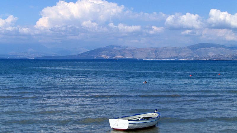 Vue de la côte albanaise en mer ionienne