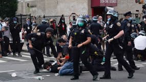 Des policiers lors d'une manifestation à New York le 30 mai 2020, après la mort de George Floyd