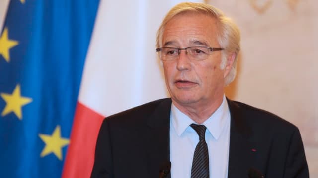 François Rebsamen veut qu'un dialogue social ait lieu avant de suspendre les seuils sociaux.