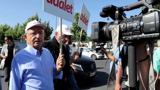 Le dirigeant turc du Parti républicain du peuple (CHP), Kemal Kiliçdaroglu (pancarte à la main) lors d'une longue marche pour la justice, le 16 juin 2017 à Ankara