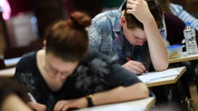 Des jeunes planchent pour le baccalauréat. 