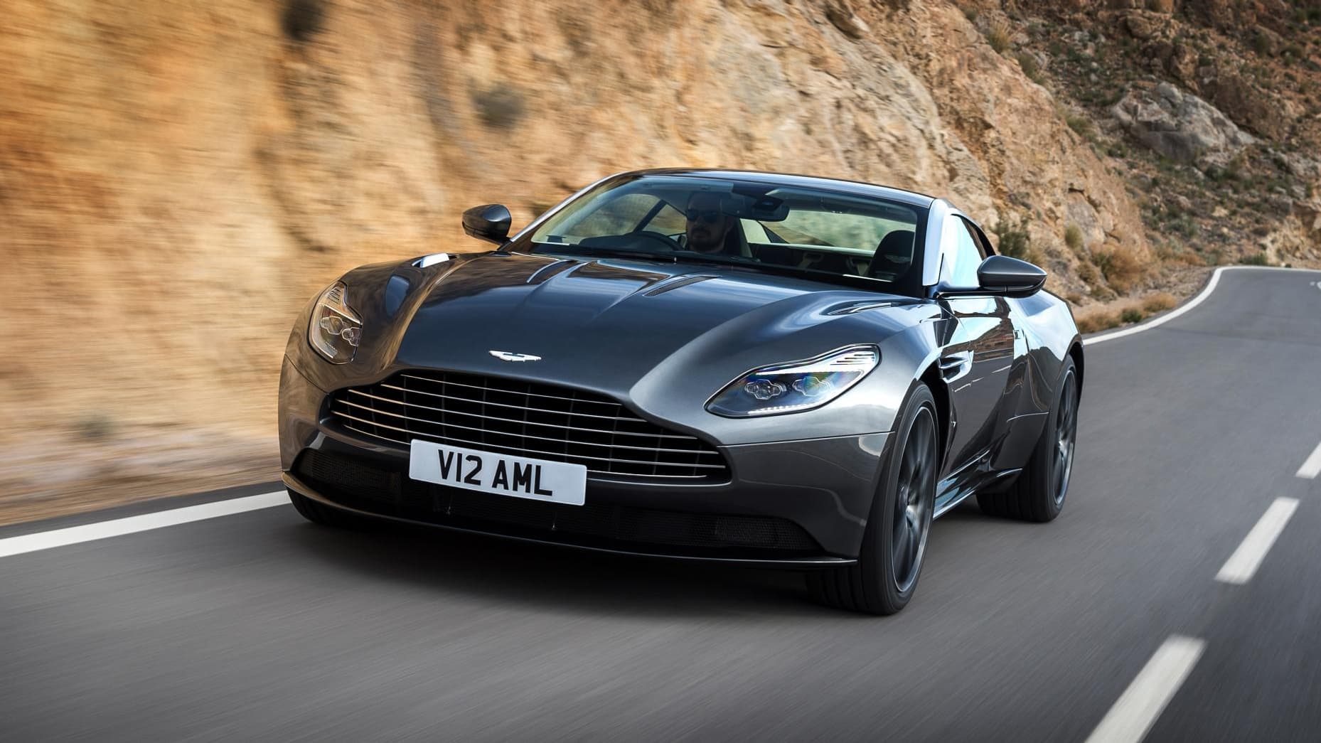 La DB11 est légèrement inspirée de la DB10 de l'agent 007. Elle constitue une étape importante dans le renouvellement total de la gamme Aston Martin.