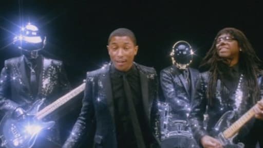 Pharrell Williams, entouré des Daft Punk et du guitariste Nile Rodgers, interprétant le tube Get Lucky