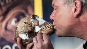 Non sans un certain sens de la mise en scène, le paléoanthropologue Lee Berger déclare sa flamme à Homo naledi.