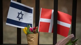 Un drapeau israélien au côté du d'un drapeau danois après l'attentat à Copenhague en 2015 (PHOTO D'ILLUSTRATION)