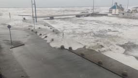 Images de la mer déchaînée à Wimereux (Pas-de-Calais) - Témoins BFMTV
