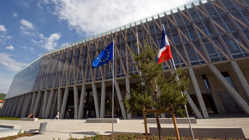 L'hôtel de région flambant neuf de Clermont Ferrand devrait être délaissé pour celui de Lyon.