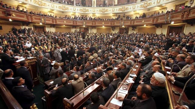 Le parlement égyptien issu des élections législatives libres remportées par les islamistes a tenu lundi sa première session quasiment un an après la chute de l'ancien dirigeant Hosni Moubarak en février 2011. /Photo prise le 23 janvier 2012/REUTERS/Khaled