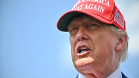 Le président américain Donald Trump s'adresse à la presse à son arrivée à l'aéroport municipal de Morristown, dans le New Jersey, le 20 juin 2025