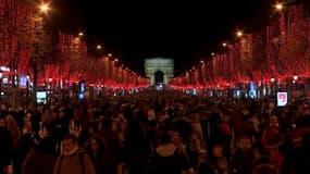 Près de 700.000 points lumineux vont éclairer les Champs-Élysées tous les soirs jusqu'au 8 janvier. 