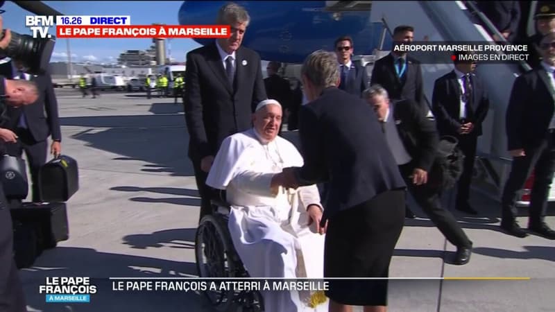 Visite du pape à Marseille: le souverain pontife accueilli par Élisabeth Borne à sa descente de l'avion