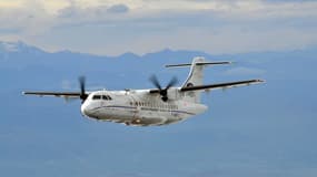 Un ATR 42 biturbopropulseur à hélices va survoler à basse altitude la région parisienne.
