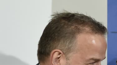 Frauke Petry, leader de l'AfD, embrasse son représentant de Mecklenburg-Vorpommern, après son score de 21% à la régionale de dimanche.