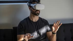 Ici, un individu s'essaye au casque Oculus Quest 2. Des images de son successeur, le Meta Quest Pro, ont fuité sur internet. 