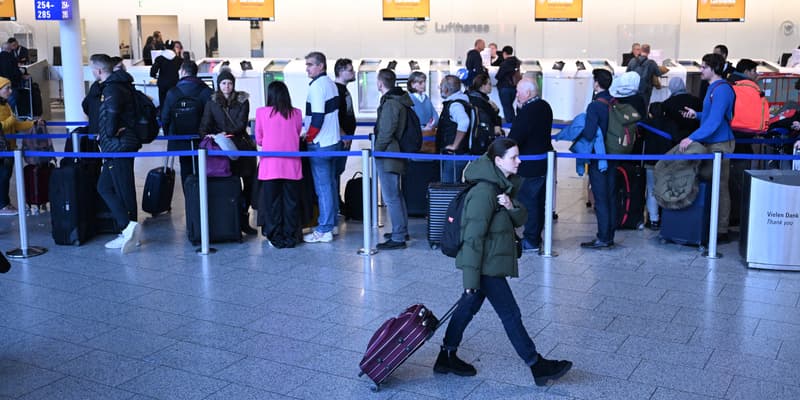 Des passagers dans l'aéroport de Francfort, en Allemagne, le 1er février 2024