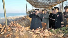 Le numéro un nord-coréen Kim Jong-Un assistant à un exercice d'entraînement de l'armée. Pyongyang a annoncé samedi entrer "en état de guerre" contre la Corée du Sud, après avoir placé la veille certains de ses sites militaires en état d'alerte, et multipl