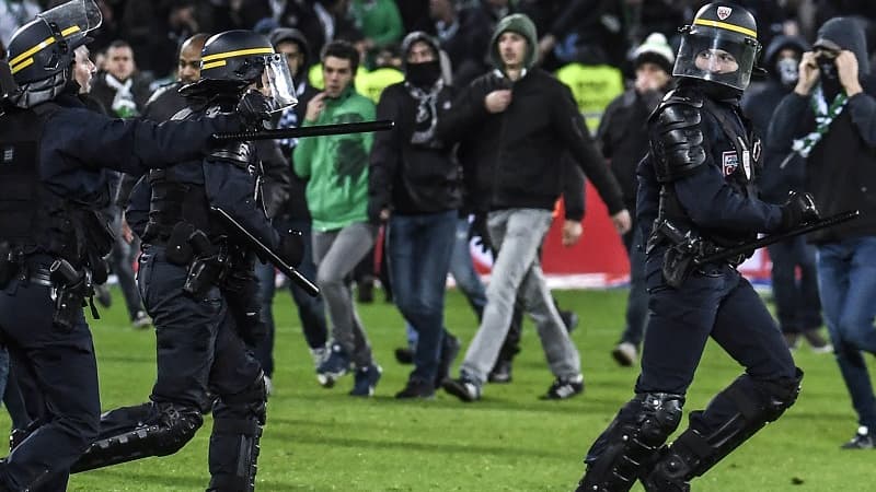 Des supporters du kop nord ont envahi le terrain lors de Saint-Etienne-Lyon