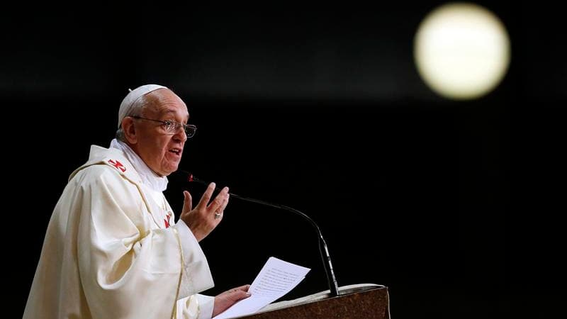 Le pape François a célébré samedi matin une messe dans la cathédrale Saint-Sébastien de Rio de Janeiro, appelant le clergé catholique à mettre de côté son confort et ses préoccupations de carrière pour tendre la main aux plus déshérités. /Photo prise le 2