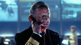 L'acteur Geoffrey Palmer dans "Demain ne meurt jamais" (1997)