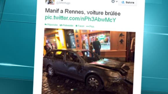 La photo d'une voiture incendiée pendant les échauffourées entre forces de l'ordre et militants "antifas" samedi 8 février.