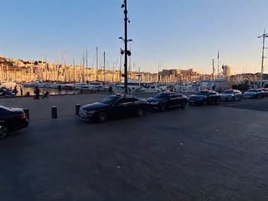 Des taxis bloquent le cours Jean-Ballard à proximité du Vieux-Port le dimanche 2 juin à Marseille.