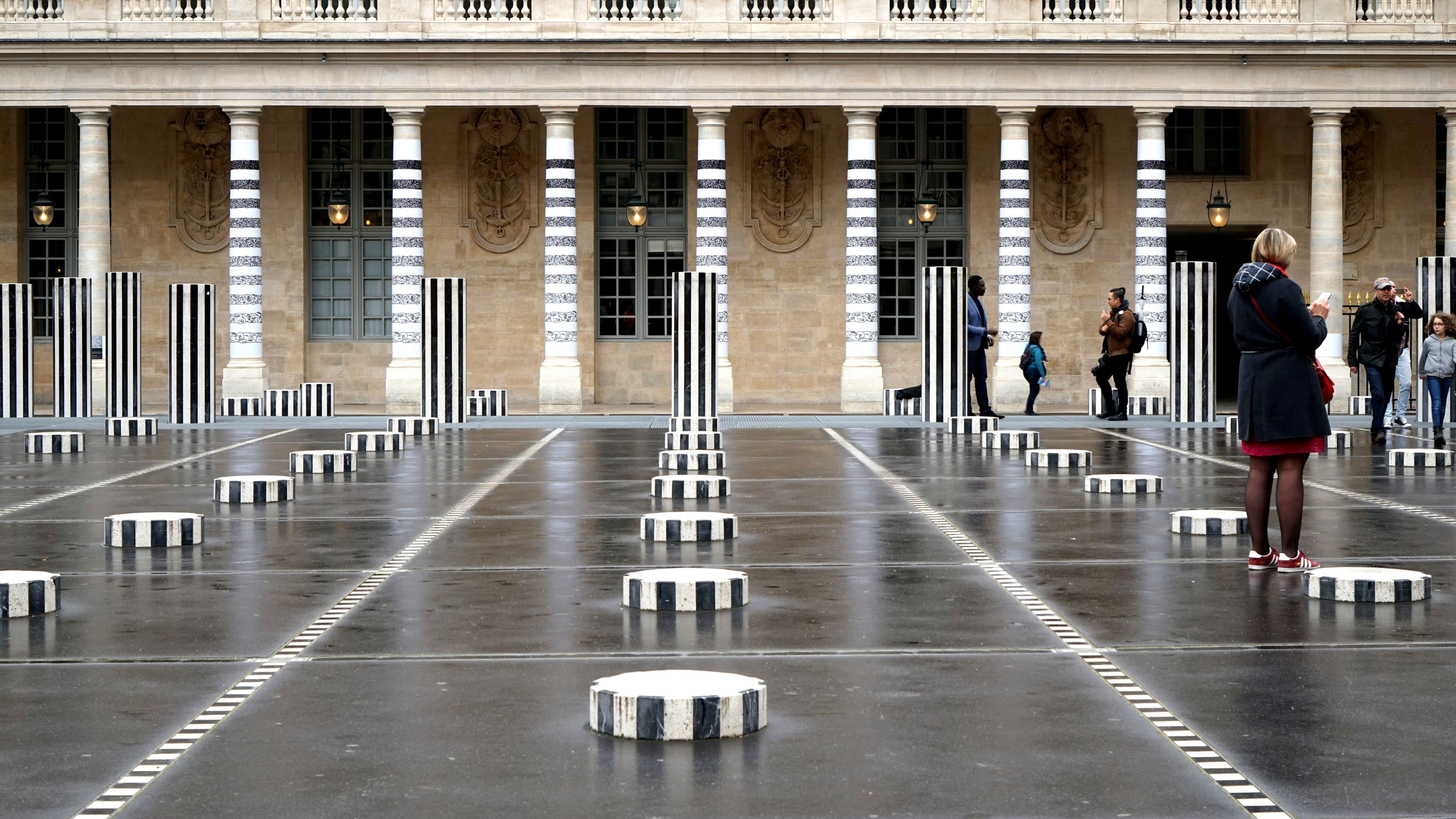 Les colonnes de Buren au Palais-Royal à Paris. Les colonnes de Buren au Palais-Royal à Paris.