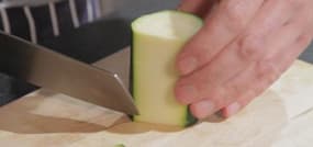 Faire une julienne de courgettes : découvrez les techniques du chef (vidéo)