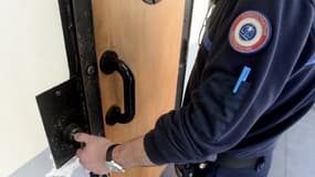 Un garde ouvre la porte d'une cellule de la prison de L'Hermitage à Brest en février 2017 (image d'illustration)