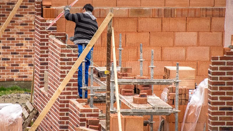 La chute des ventes de logements neufs s'accentue chez les promoteurs français.