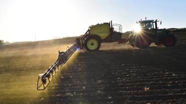 Un agriculteur épand un pesticide sur son champ, le 11 mai 2018 à Piacé dans la Sarthe.
