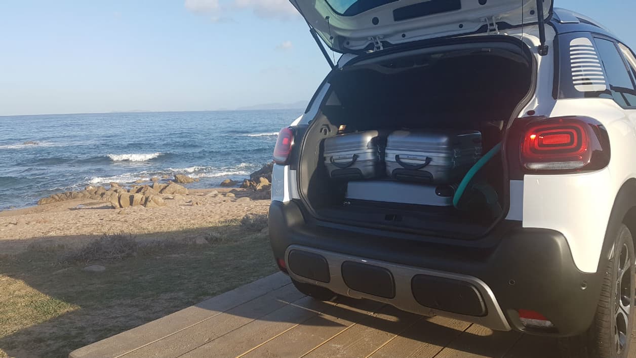 Le volume de coffre est donné à 410 litres et peut grimper à 520 litres avec la banquette arrière avancée au maximum (mais pas rabaissée). En abaissant le siège passager avant, une petite planche de surf peut se loger facilement. Le volume de coffre est donné à 410 litres et peut grimper à 520 litres avec la banquette arrière avancée au maximum (mais pas rabaissée). En abaissant le siège passager avant, une petite planche de surf peut se loger facilement.