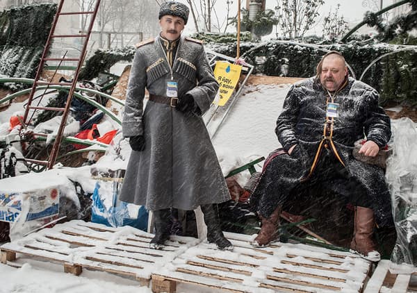 Deux cosaques sur une barricade défendue par des militants pro-européens à côté de la place de l’Indépendance. Kiev, Ukraine, 9 décembre 2013. Deux cosaques sur une barricade défendue par des militants pro-européens à côté de la place de l’Indépendance. Kiev, Ukraine, 9 décembre 2013.