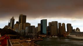 Un nuage de fumée plonge Sydney dans la pénombre, le 17 octobre.