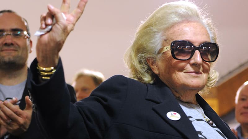 Bernadette Chirac porte un t-shirt à l'effigie de son mari lors d'un meeting à Brive-la-Gaillarde (Corrèze), le meeting le 19 mars2015.