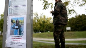 Un gendarme devant l'avis de recherche de Victorine à Villefontaine (Isère), le 28 septembre 2020.