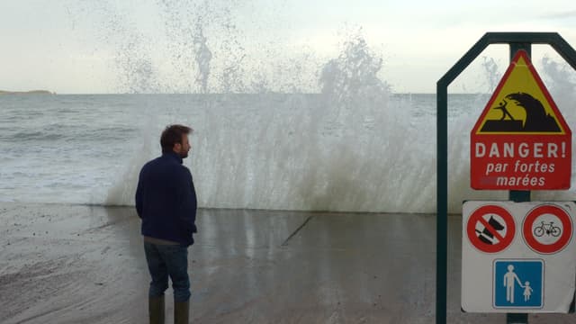 Un homme regarde la mer à Saint Malo, le 3 mars 2014