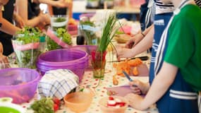 Des enfants cuisinent (photo d'illustration).