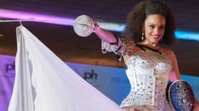 Alicia Ayliès vêtu de la tenue nationale qu'elle ne pourra finalement pas porter pour Miss Univers 