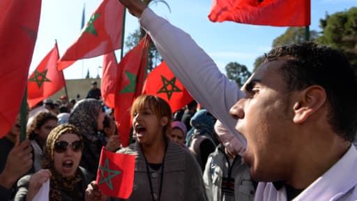 Manifestants marocains devant l'ambassade de France à Rabat, mardi 25 février.