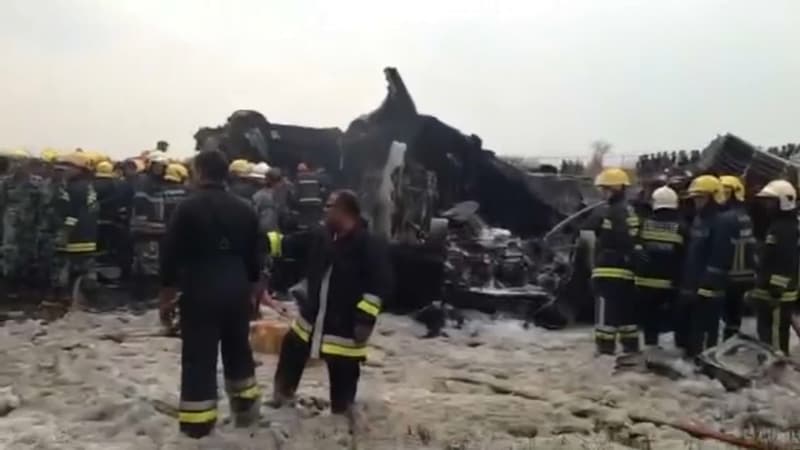 Les secours sur les lieux du crash au Népal.