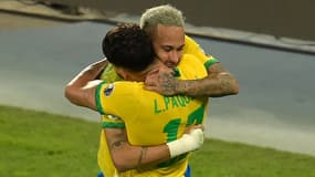 Neymar embrasse Lucas Paqueta