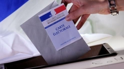 Une urne et une carte électorale