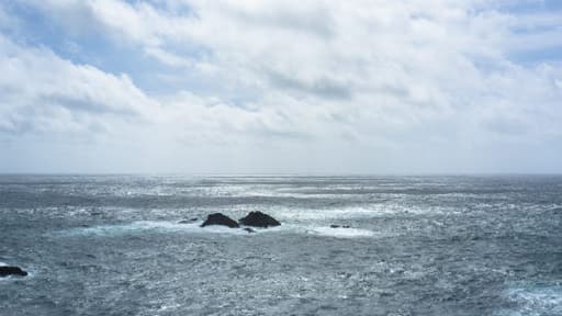 Le skipper d'un voilier participant à une course en solitaire au large de la Bretagne a été retrouvé mort jeudi au large de Belle-Ile dans le Morbihan.