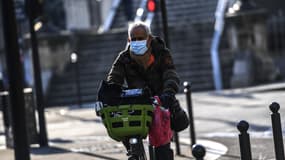 Un cycliste portant un masque à Paris.