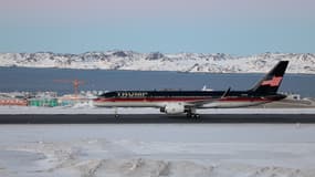 Un avion transportant prétendument l'homme d'affaires américain Donald Trump Jr. arrive à Nuuk, au Groenland, le 7 janvier 2025. Donald Trump Jr a effectué une visite privée au Groenland, un territoire autonome danois convoité par Trump Sr et qui espère un jour être indépendant mais reste pour l'instant dépendant de Copenhague.