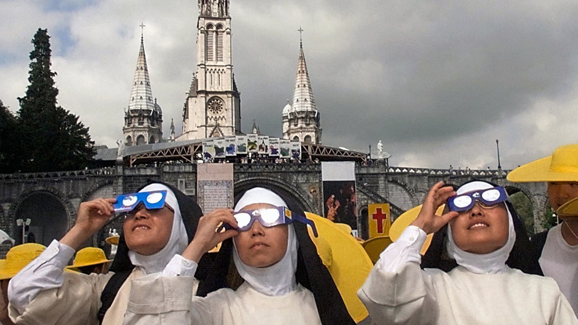 Des nonnes péruviennes lors d'un pèlerinage à Lourdes le 11 août 1999