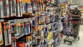 Achats pour la rentrée scolaire dans un supermarché de Lille, le 30 août 2022