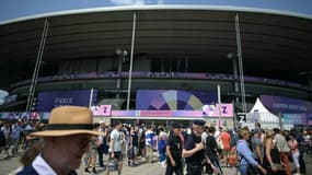 Des spectateurs devant le Stade de France à Saint-Denis, en Seine-Saint-Denis, pendant les JO de Paris 2024, le 24 juillet 2024.
